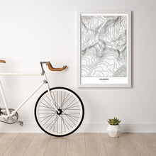 Lade das Bild in den Galerie-Viewer, Dolomiten Light Poster - Minimal - Vorschau in einem hellen Zimmer mit Fahrrad an Wand angelehnt
