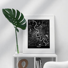 Lade das Bild in den Galerie-Viewer, Düsseldorf Dark Poster - Minimal - Vorschau in einem hellen Zimmer auf Möbel positioniert
