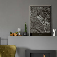 Lade das Bild in den Galerie-Viewer, Eisenhut Dark Poster - Minimal - Vorschau in einem eleganten Zimmer mit Kamin und grauer Wandfarbe
