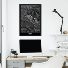 Lade das Bild in den Galerie-Viewer, Eisenhut Dark Poster - Minimal - Vorschau über Schreibtisch vor einer weißen Wand
