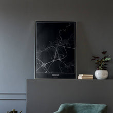 Lade das Bild in den Galerie-Viewer, Eisenstadt Dark Poster - Minimal - Vorschau in einem eleganten Zimmer mit Sessel und grauer Wand
