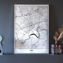 Lade das Bild in den Galerie-Viewer, Essen Light Poster - Minimal - Vorschau neben Dekoartikeln vor dunkelgrauer Wand

