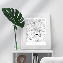 Lade das Bild in den Galerie-Viewer, Essen Light Poster - Minimal - Vorschau in einem hellen Zimmer auf Möbel positioniert
