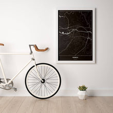 Lade das Bild in den Galerie-Viewer, Feldbach Dark Poster - Minimal - Vorschau in einem hellen Zimmer mit Fahrrad an Wand angelehnt
