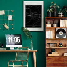 Lade das Bild in den Galerie-Viewer, Feldbach Dark Poster - Minimal - Vorschau über Schreibtisch in einem Zimmer mit grüner Wand und Holzmöbel
