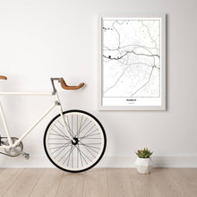 Lade das Bild in den Galerie-Viewer, Feldbach Light Poster - Minimal - Vorschau in einem hellen Zimmer mit Fahrrad an Wand angelehnt
