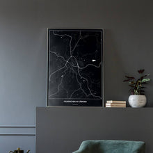 Lade das Bild in den Galerie-Viewer, Feldkirchen in Kärnten Dark Poster - Minimal - Vorschau in einem eleganten Zimmer mit Sessel und grauer Wand
