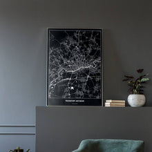 Lade das Bild in den Galerie-Viewer, Frankfurt am Main Dark Poster - Minimal - Vorschau in einem eleganten Zimmer mit Sessel und grauer Wand

