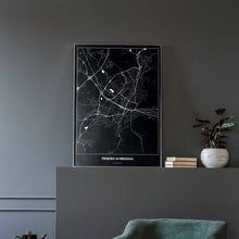 Lade das Bild in den Galerie-Viewer, Freiburg im Breisgau Dark Poster - Minimal - Vorschau in einem eleganten Zimmer mit Sessel und grauer Wand
