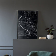 Lade das Bild in den Galerie-Viewer, Fürth Dark Poster - Minimal - Vorschau in einem eleganten Zimmer mit Sessel und grauer Wand
