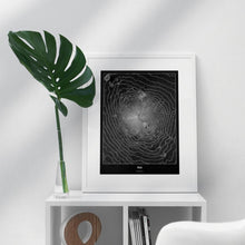 Lade das Bild in den Galerie-Viewer, Fuji Dark Poster - Minimal - Vorschau in einem hellen Zimmer auf Möbel positioniert
