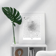 Lade das Bild in den Galerie-Viewer, Fuji Light Poster - Minimal - Vorschau in einem hellen Zimmer auf Möbel positioniert
