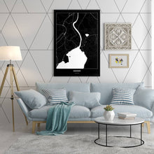 Lade das Bild in den Galerie-Viewer, Gmunden Dark Poster - Minimal - Vorschau in einem hell eingerichtetem Wohnzimmer
