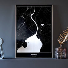 Lade das Bild in den Galerie-Viewer, Gmunden Dark Poster - Minimal - Vorschau neben Dekoartikeln vor dunkelgrauer Wand
