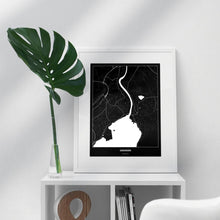 Lade das Bild in den Galerie-Viewer, Gmunden Dark Poster - Minimal - Vorschau in einem hellen Zimmer auf Möbel positioniert
