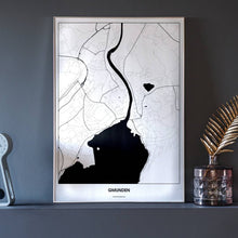 Lade das Bild in den Galerie-Viewer, Gmunden Light Poster - Minimal - Vorschau neben Dekoartikeln vor dunkelgrauer Wand
