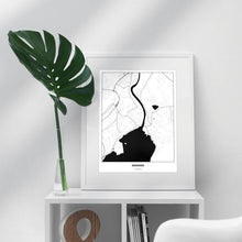 Lade das Bild in den Galerie-Viewer, Gmunden Light Poster - Minimal - Vorschau in einem hellen Zimmer auf Möbel positioniert
