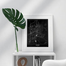 Lade das Bild in den Galerie-Viewer, Göttingen Dark Poster - Minimal - Vorschau in einem hellen Zimmer auf Möbel positioniert

