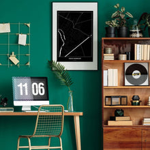 Lade das Bild in den Galerie-Viewer, Groß-Enzersdorf Dark Poster - Minimal - Vorschau über Schreibtisch in einem Zimmer mit grüner Wand und Holzmöbel
