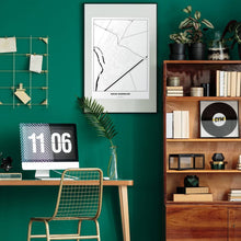 Lade das Bild in den Galerie-Viewer, Groß-Enzersdorf Light Poster - Minimal - Vorschau über Schreibtisch in einem Zimmer mit grüner Wand und Holzmöbel
