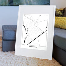 Lade das Bild in den Galerie-Viewer, Groß-Enzersdorf Light Poster - Minimal - Vorschau am Boden auf Couch angelehnt in einem Wohnzimmer
