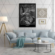 Lade das Bild in den Galerie-Viewer, Großer Priel Dark Poster - Minimal - Vorschau in einem hell eingerichtetem Wohnzimmer
