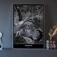 Lade das Bild in den Galerie-Viewer, Großer Priel Dark Poster - Minimal - Vorschau neben Dekoartikeln vor dunkelgrauer Wand
