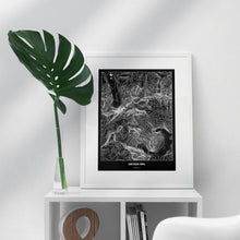 Lade das Bild in den Galerie-Viewer, Großer Priel Dark Poster - Minimal - Vorschau in einem hellen Zimmer auf Möbel positioniert
