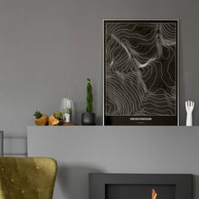 Lade das Bild in den Galerie-Viewer, Großvenediger Dark Poster - Minimal - Vorschau in einem eleganten Zimmer mit Kamin und grauer Wandfarbe
