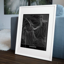 Lade das Bild in den Galerie-Viewer, Großvenediger Dark Poster - Minimal - Vorschau in einem Wohnzimmer am Boden aufgestellt und auf der Couch angelehnt
