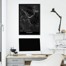 Lade das Bild in den Galerie-Viewer, Großvenediger Dark Poster - Minimal - Vorschau über Schreibtisch vor einer weißen Wand
