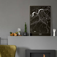 Lade das Bild in den Galerie-Viewer, Hagen Dark Poster - Minimal - Vorschau in einem eleganten Zimmer mit Kamin und grauer Wandfarbe
