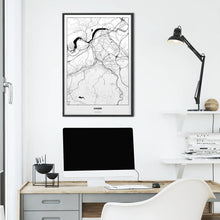 Lade das Bild in den Galerie-Viewer, Hagen Light Poster - Minimal - Vorschau über Schreibtisch vor einer weißen Wand
