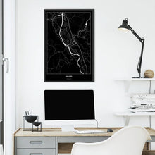 Lade das Bild in den Galerie-Viewer, Hallein Dark Poster - Minimal - Vorschau über Schreibtisch vor einer weißen Wand
