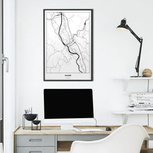 Lade das Bild in den Galerie-Viewer, Hallein Light Poster - Minimal - Vorschau über Schreibtisch vor einer weißen Wand
