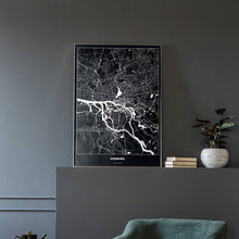 Lade das Bild in den Galerie-Viewer, Hamburg Dark Poster - Minimal - Vorschau in einem eleganten Zimmer mit Sessel und grauer Wand
