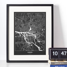 Lade das Bild in den Galerie-Viewer, Hamburg Dark Poster - Minimal - Vorschau vor weißer Wand zusammen mit Dekoartikeln
