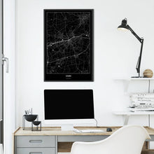 Lade das Bild in den Galerie-Viewer, Hamm Dark Poster - Minimal - Vorschau über Schreibtisch vor einer weißen Wand
