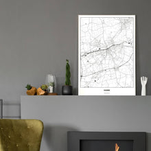 Lade das Bild in den Galerie-Viewer, Hamm Light Poster - Minimal - Vorschau in einem eleganten Zimmer mit Kamin und grauer Wandfarbe
