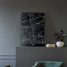Lade das Bild in den Galerie-Viewer, Herne Dark Poster - Minimal - Vorschau in einem eleganten Zimmer mit Sessel und grauer Wand
