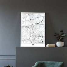 Lade das Bild in den Galerie-Viewer, Herne Light Poster - Minimal - Vorschau in einem eleganten Zimmer mit Sessel und grauer Wand
