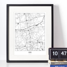 Lade das Bild in den Galerie-Viewer, Herne Light Poster - Minimal - Vorschau vor weißer Wand zusammen mit Dekoartikeln
