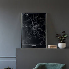 Lade das Bild in den Galerie-Viewer, Hildesheim Dark Poster - Minimal - Vorschau in einem eleganten Zimmer mit Sessel und grauer Wand
