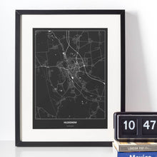 Lade das Bild in den Galerie-Viewer, Hildesheim Dark Poster - Minimal - Vorschau vor weißer Wand zusammen mit Dekoartikeln
