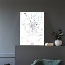 Lade das Bild in den Galerie-Viewer, Hildesheim Light Poster - Minimal - Vorschau in einem eleganten Zimmer mit Sessel und grauer Wand
