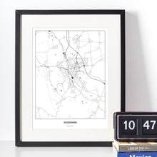 Lade das Bild in den Galerie-Viewer, Hildesheim Light Poster - Minimal - Vorschau vor weißer Wand zusammen mit Dekoartikeln
