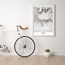 Lade das Bild in den Galerie-Viewer, Hochkönig Light Poster - Minimal - Vorschau in einem hellen Zimmer mit Fahrrad an Wand angelehnt
