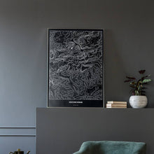 Lade das Bild in den Galerie-Viewer, Hochschwab Dark Poster - Minimal - Vorschau in einem eleganten Zimmer mit Sessel und grauer Wand

