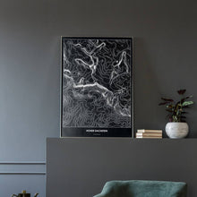 Lade das Bild in den Galerie-Viewer, Hoher Dachstein Dark Poster - Minimal - Vorschau in einem eleganten Zimmer mit Sessel und grauer Wand
