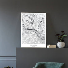 Lade das Bild in den Galerie-Viewer, Hoher Dachstein Light Poster - Minimal - Vorschau in einem eleganten Zimmer mit Sessel und grauer Wand
